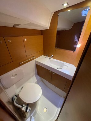 Shower - Sun-Kissed Sailing Adventure in Islas Sarónicas (Alimos)