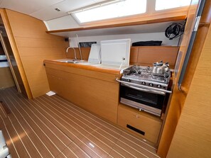 Private kitchen - Sun-Kissed Sailing Adventure in Islas Sarónicas (Alimos)