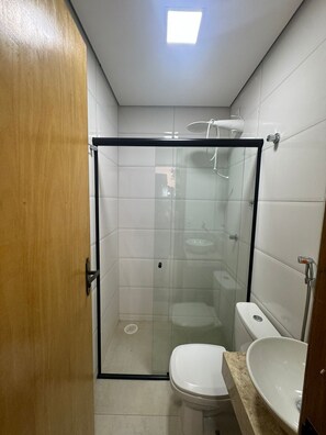 Haartrockner, Handtücher, Toilettenpapier
