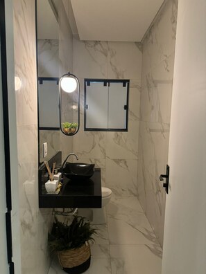Haartrockner, Handtücher, Toilettenpapier
