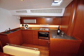 Private kitchen - Sun-Kissed Sailing Adventure in the Saronic Islands (Laurium)
