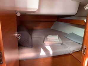 3 bedrooms, in-room safe - Sun-Kissed Sailing Adventure in the Saronic Islands (Laurium)