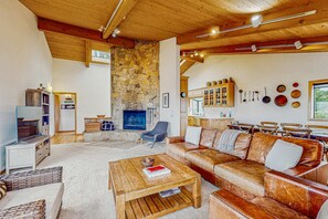 TV, fireplace, DVD player, offices - Oceanfront home with hot tub & garden near the bluffs, dogs welcome (Sea Ranch)
