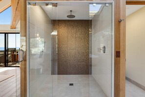 Een douche, een haardroger, handdoeken