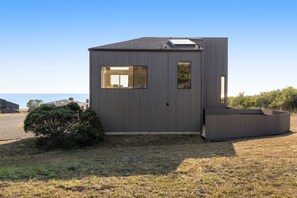 Exterior - Luxe retreat with ocean views, hot tub, & gourmet kitchen - steps from beach (Sea Ranch)