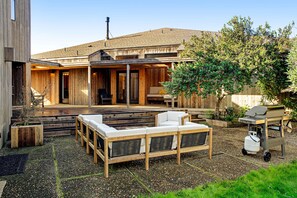 Terrace/patio - Ocean View Home with Lofty Ceilings, Fireplace & Courtyard - Steps to Bluff Trail (Sea Ranch)