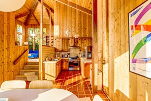 Fridge, oven, stovetop, dishwasher - Ocean View Home with Lofty Ceilings, Fireplace & Courtyard - Steps to Bluff Trail (Sea Ranch)