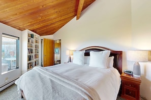 4 bedrooms, travel cot, WiFi, bed sheets - Oceanfront home with private hot tub near Shell Beach (Sea Ranch)