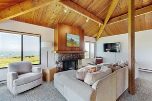 TV, fireplace, DVD player, stereo - Oceanfront home with private hot tub near Shell Beach (Sea Ranch)