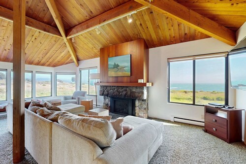 Oceanfront home with private hot tub near Shell Beach