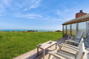 Terrace/patio - Oceanfront home with private hot tub near Shell Beach (Sea Ranch)