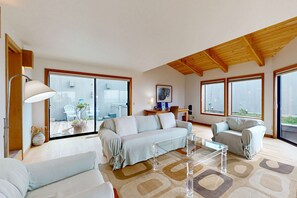 TV, fireplace, DVD player, stereo - Sea Ranch blufftop home with private hot tub & EV charger (Sea Ranch)
