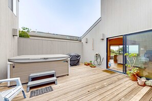Terrace/patio - Sea Ranch blufftop home with private hot tub & EV charger (Sea Ranch)