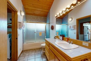 Shower, hair dryer, towels - Sea Ranch blufftop home with private hot tub & EV charger (Sea Ranch)