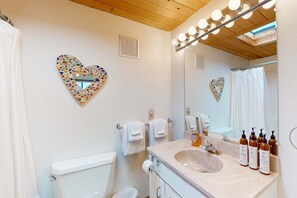 Shower, hair dryer, towels - Sea Ranch blufftop home with private hot tub & EV charger (Sea Ranch)