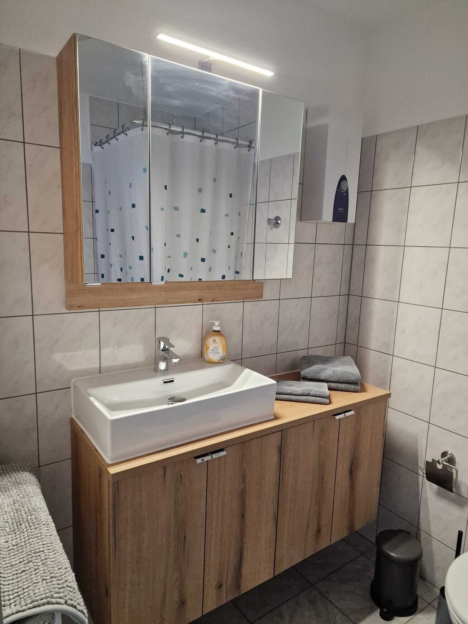 Douche, séchoir à cheveux, serviettes fournies, savon