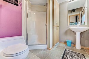 Shower, towels - Meadow cottage with private hot tub near the golf course (Sea Ranch)