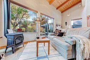 TV, fireplace, DVD player, stereo - Meadow cottage with private hot tub near the golf course (Sea Ranch)