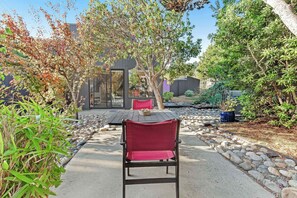 Outdoor dining - Meadow cottage with private hot tub near the golf course (Sea Ranch)