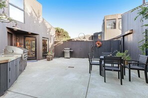 Outdoor dining - Meadow cottage with private hot tub near the golf course (Sea Ranch)