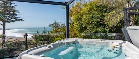 Outdoor spa tub
