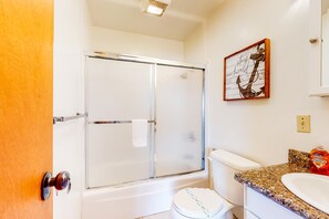 Shower, hair dryer, towels - Blufftop home with fireplace & ocean views, dogs welcome (Sea Ranch)