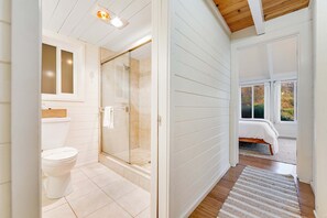 Shower, hair dryer, towels - Gualala blufftop cottage with fireplace & grill, dogs welcome (Gualala)
