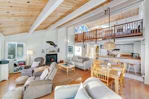TV, fireplace, stereo - Gualala blufftop cottage with fireplace & grill, dogs welcome (Gualala)