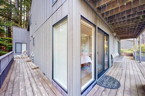 Terrace/patio - Meadow home with private hot tub near Black Point Beach (Sea Ranch)
