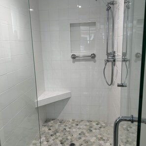 Douche, sèche-cheveux, serviettes fournies