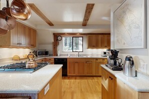 Fridge, microwave, oven, stovetop - Binker Barn retreat with private hot tub, dogs welcome (Sea Ranch)