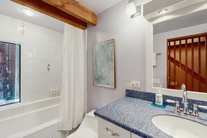 Shower, hair dryer, towels - Binker Barn retreat with private hot tub, dogs welcome (Sea Ranch)