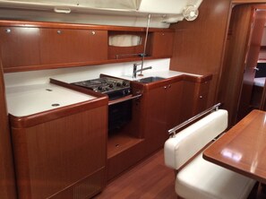 Private kitchen - Sun-Kissed Sailing Adventure in Islas Sarónicas (Alimos)