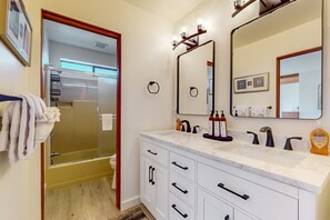 Een douche, een haardroger, handdoeken