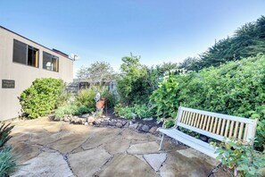 Terrace/patio - Dog-Friendly Sea Ranch Home Near Playground & Beach (Sea Ranch)