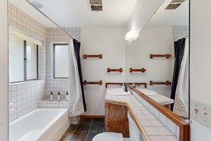 Shower, hair dryer, towels - Blufftop home with private hot tub & ocean views, dogs welcome (Sea Ranch)