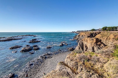 Blufftop home with private hot tub & ocean views, dogs welcome