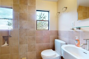 Shower, hair dryer, towels - Ocean-view home with private hot tub near the Sea Ranch Lodge (Sea Ranch)