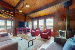 TV, fireplace, DVD player, offices - Ocean-view home with private hot tub near the Sea Ranch Lodge (Sea Ranch)
