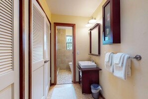 Shower, hair dryer, towels - Ocean-view home with private hot tub near the Sea Ranch Lodge (Sea Ranch)