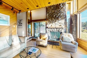 TV, fireplace, DVD player, stereo - Obie Bowman-designed home with private hot tub near Black Point (Sea Ranch)