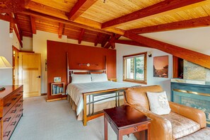 Desk, iron/ironing board, WiFi, bed sheets - Ocean-view barn retreat with two decks, dogs welcome (Sea Ranch)