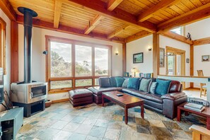 TV, fireplace, DVD player, stereo - Ocean-view barn retreat with two decks, dogs welcome (Sea Ranch)