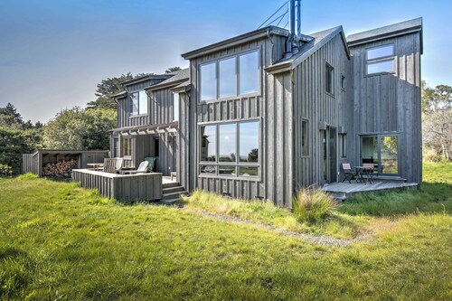 Sea Ranch 3BR home, two decks & partial ocean views — dog welcome