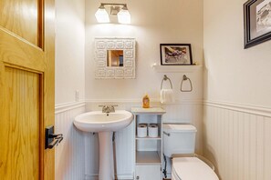Shower, hair dryer, towels - Ocean-view barn retreat with two decks, dogs welcome (Sea Ranch)