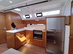Private kitchen - Sun-Kissed Sailing Adventure in the Saronic Islands (Laurium)