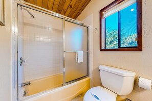 Shower, towels - Sea Ranch home with hot tub & ocean views, dogs welcome (Sea Ranch)