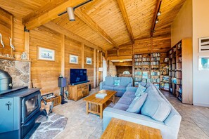TV, fireplace, DVD player, offices - Sea Ranch home with hot tub & ocean views, dogs welcome (Sea Ranch)