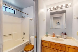 Shower, hair dryer, towels - Forested retreat with private hot tub, dogs welcome (Sea Ranch)