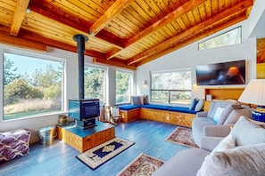 TV, fireplace, video games, stereo - Forested retreat with private hot tub, dogs welcome (Sea Ranch)